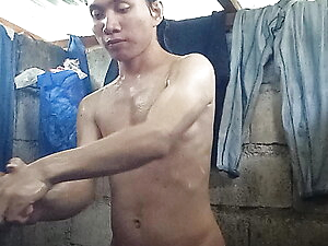 Unya pa kantot ang Reyna sa kanyang amigo didto sa layo