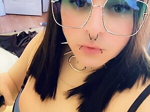 Gothic tranny cumming