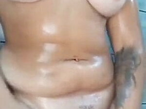 banho e punheta da trap gostosa