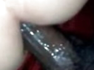 Trans pute blonde baise sans capote par black au sperme