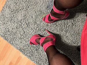 Training in pink High Heels for Sissy Lilli